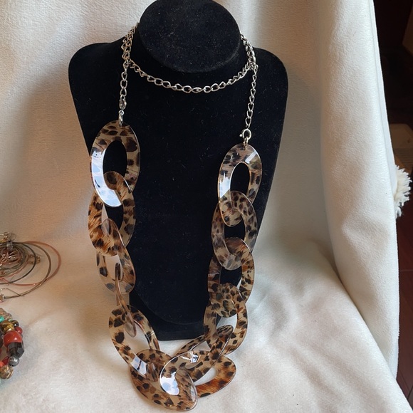 Celluloid 34” necklace with leopard print oval links - Picture 6 of 10